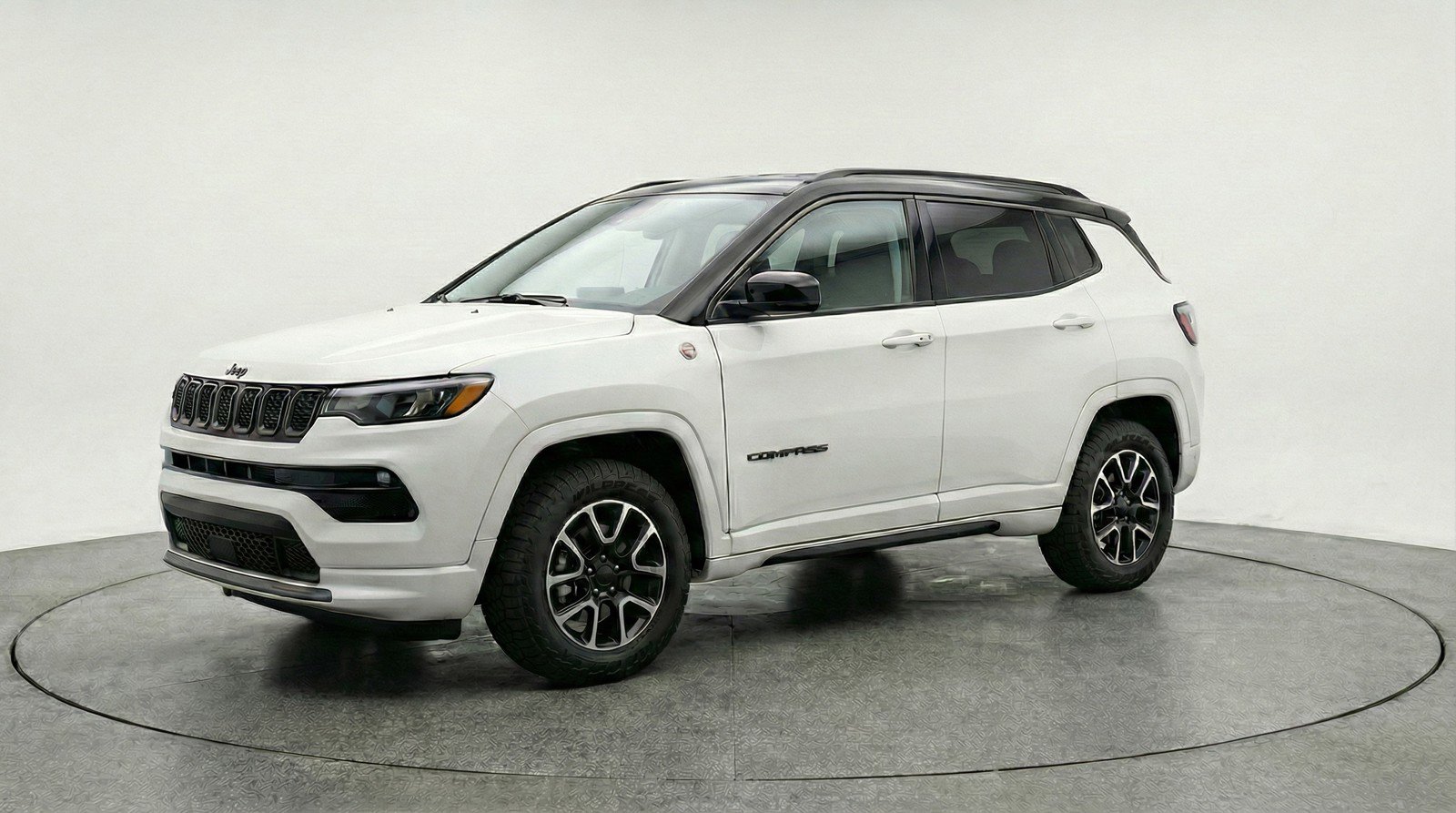 Used 2025 Jeep Compass Trailhawk image 3