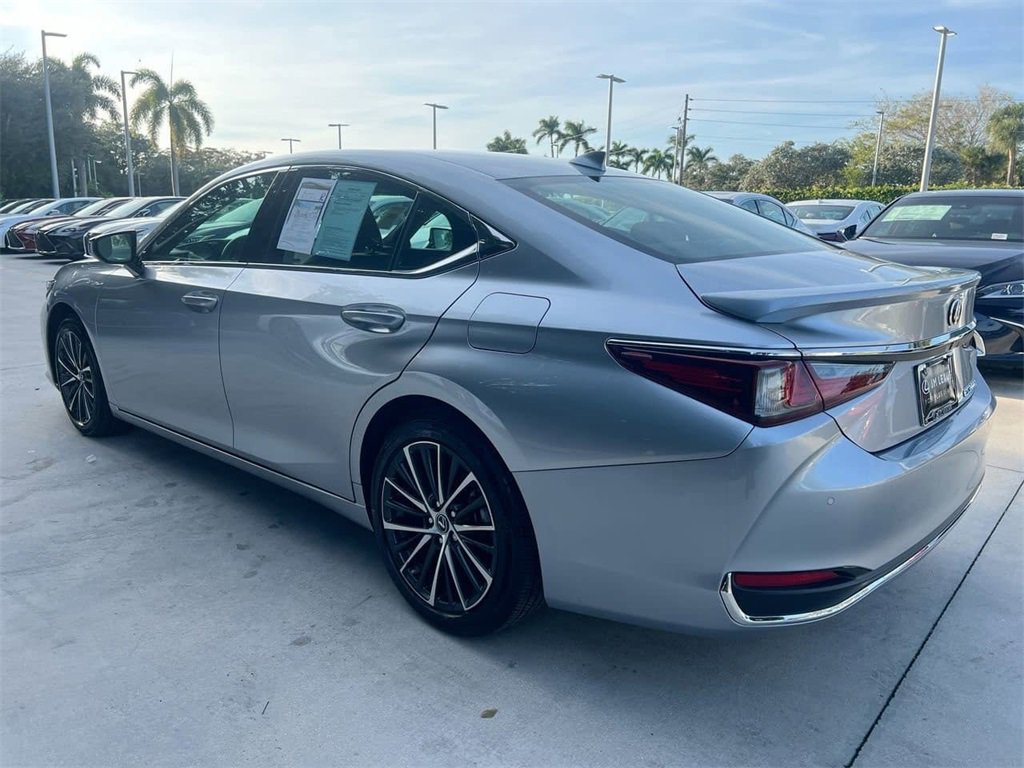 Certified 2025 Lexus ES 300h w/ Premium Package image 5