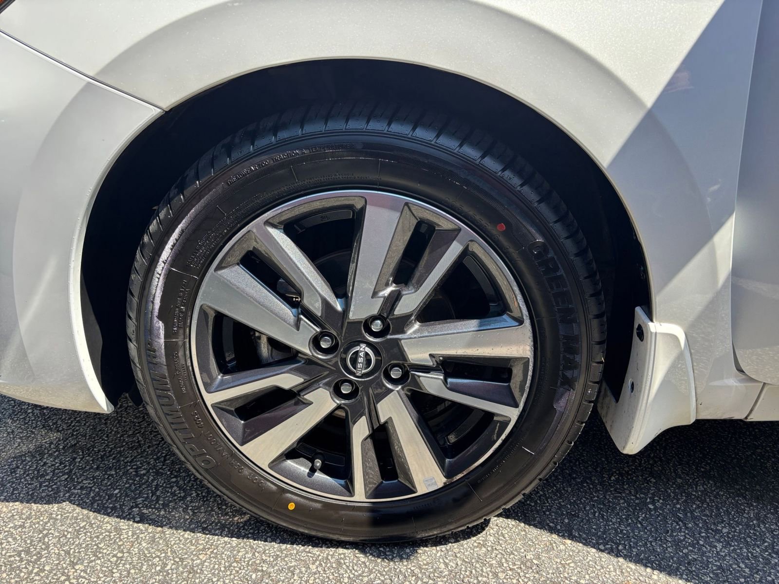 Used 2025 Nissan Versa SV w/ Trunk Package image 30