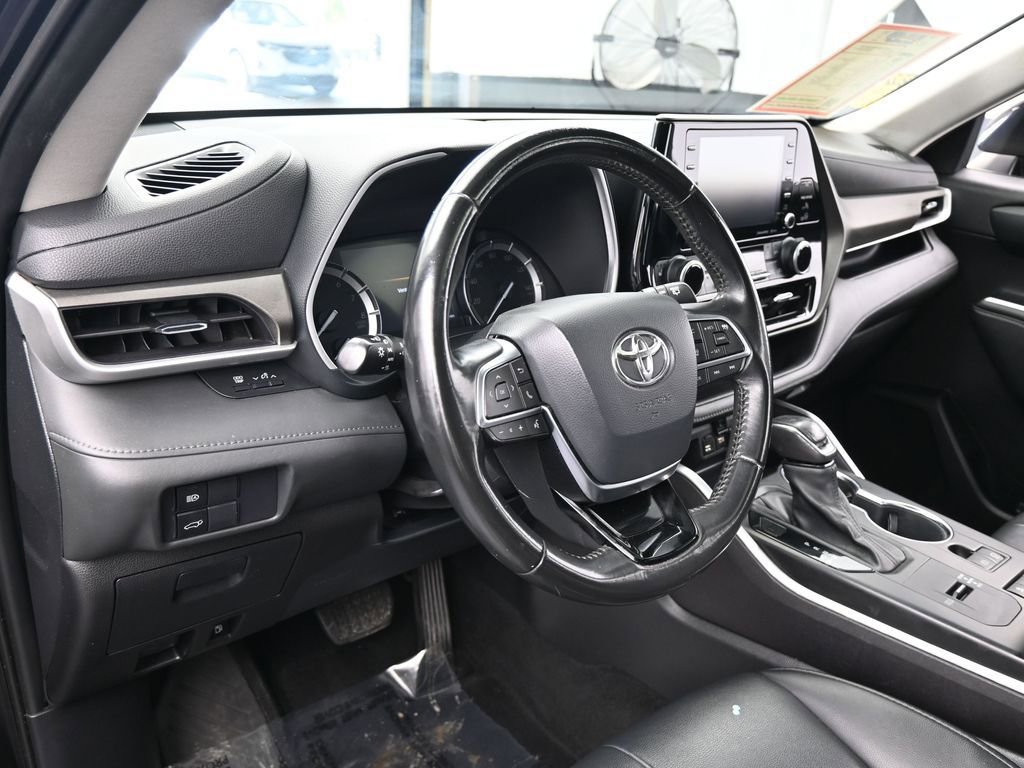 Used 2021 Toyota Highlander XLE image 10