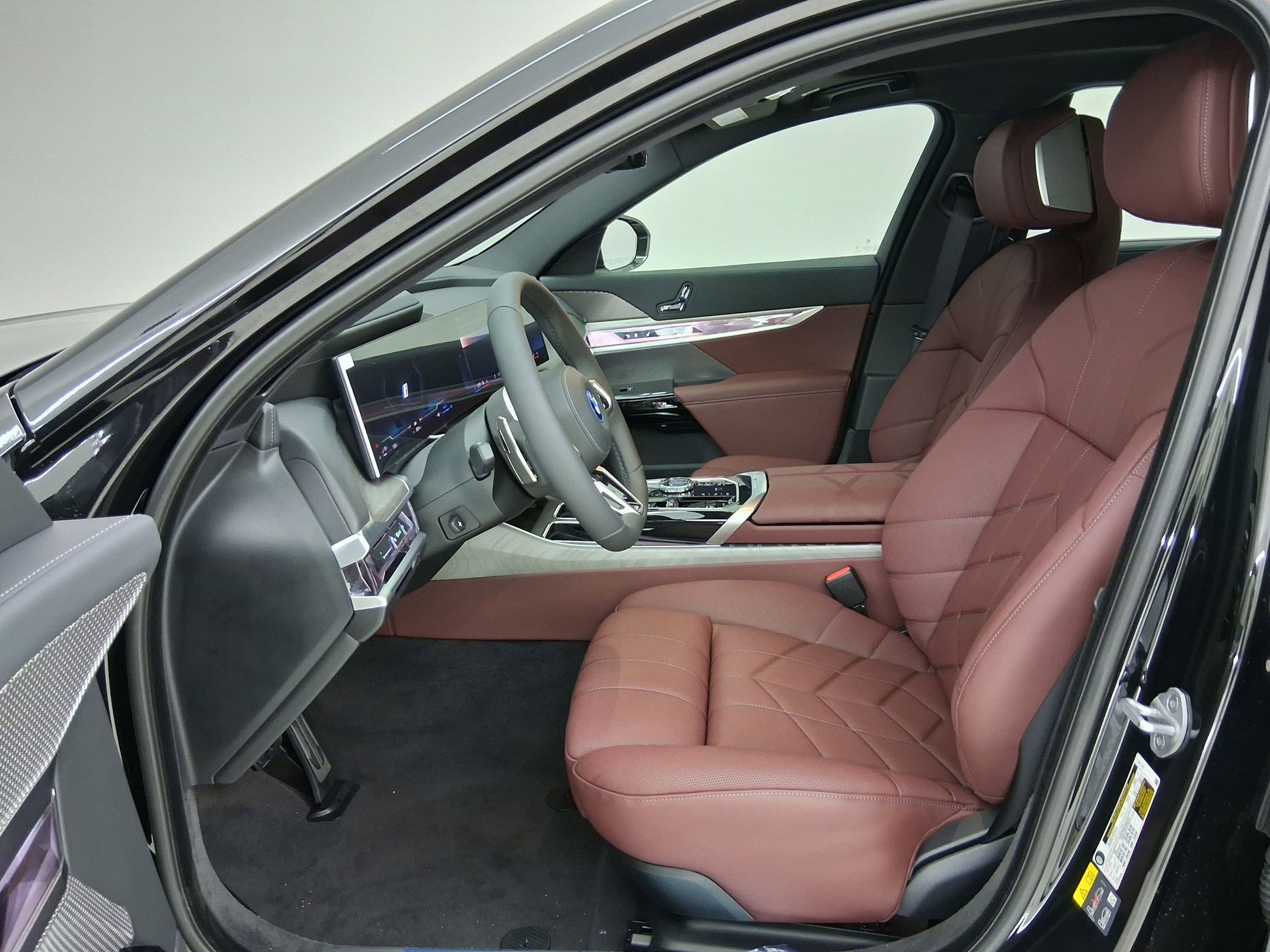 New 2026 BMW 750e xDrive w/ Premium Package AWD/4WD image 3