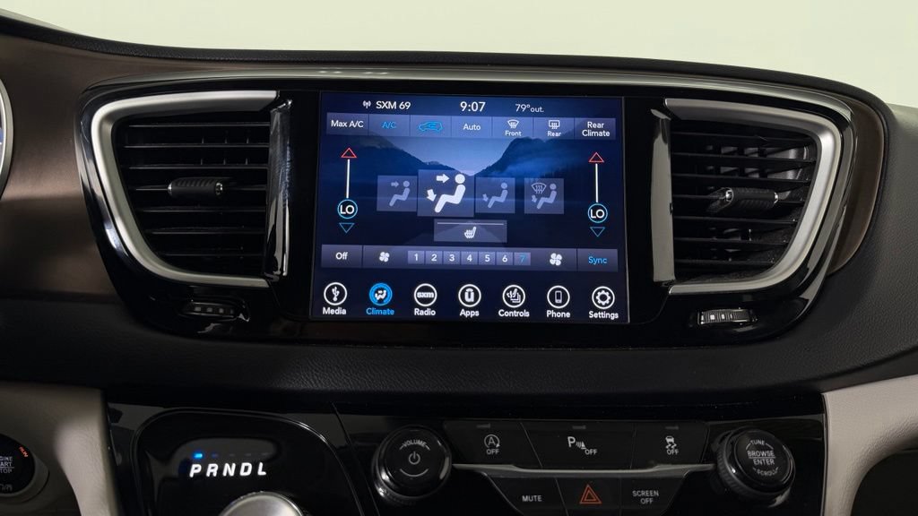 Used 2018 Chrysler Pacifica Touring-L w/ Premium Audio Group FWD image 21