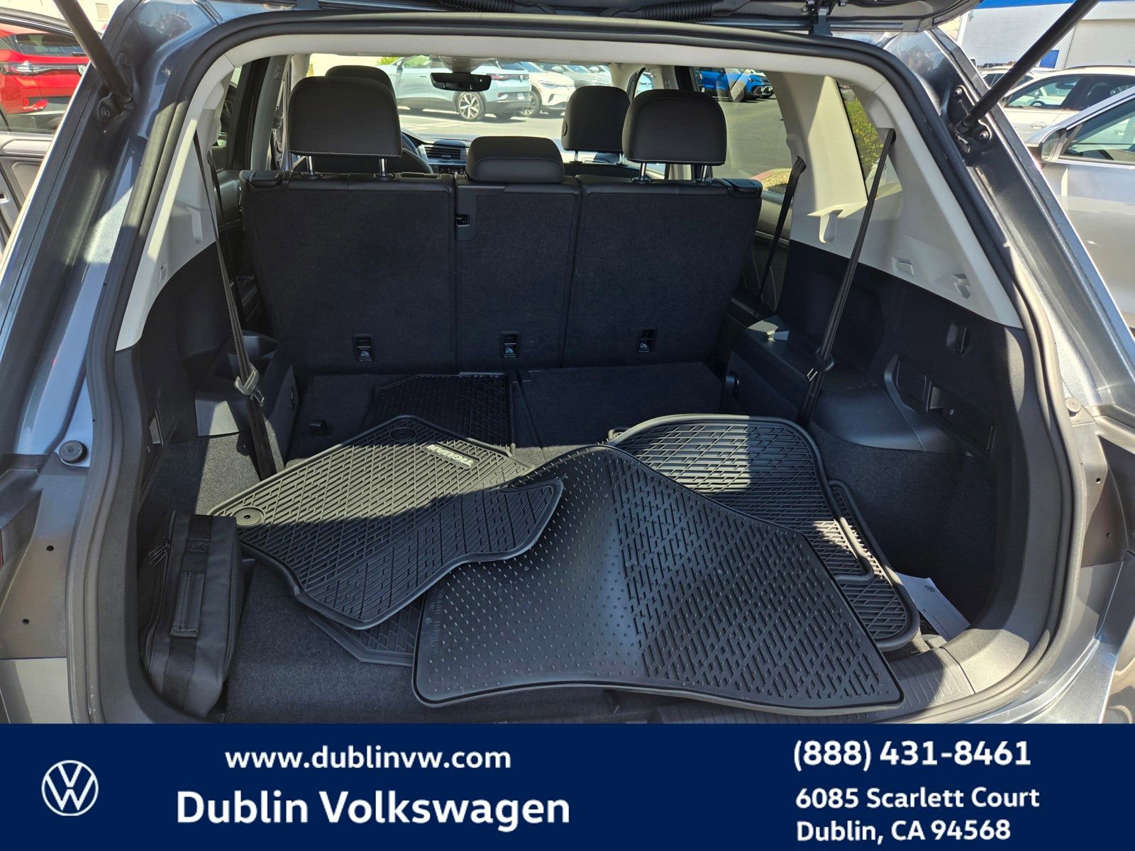 Used 2023 Volkswagen Tiguan SE w/ Panoramic Sunroof Package FWD image 26