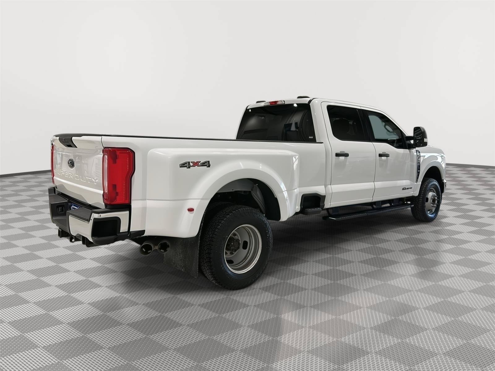 Used 2023 Ford F350 4x4 Crew Cab DRW Super Duty image 6