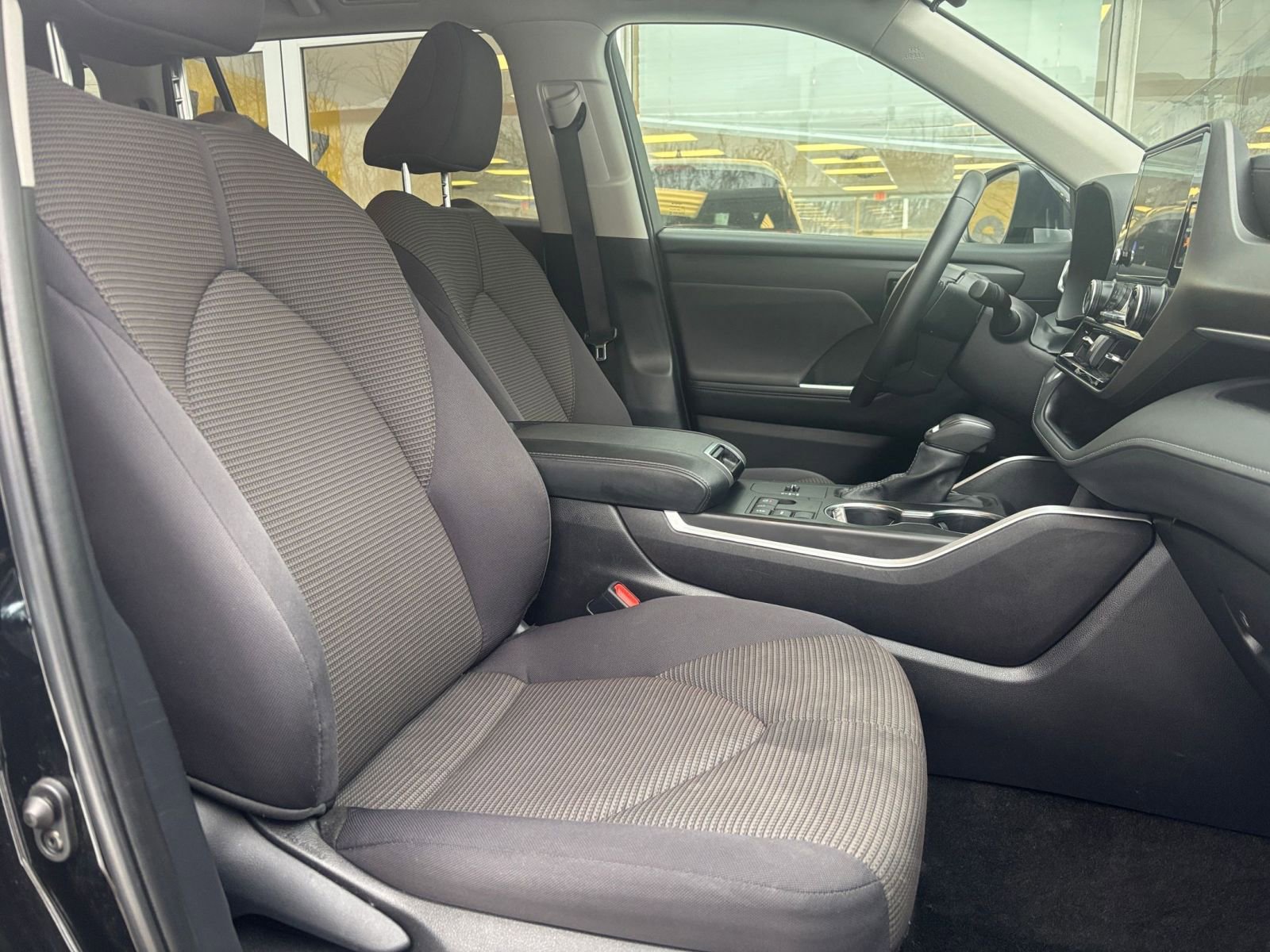 Used 2025 Toyota Highlander LE image 28