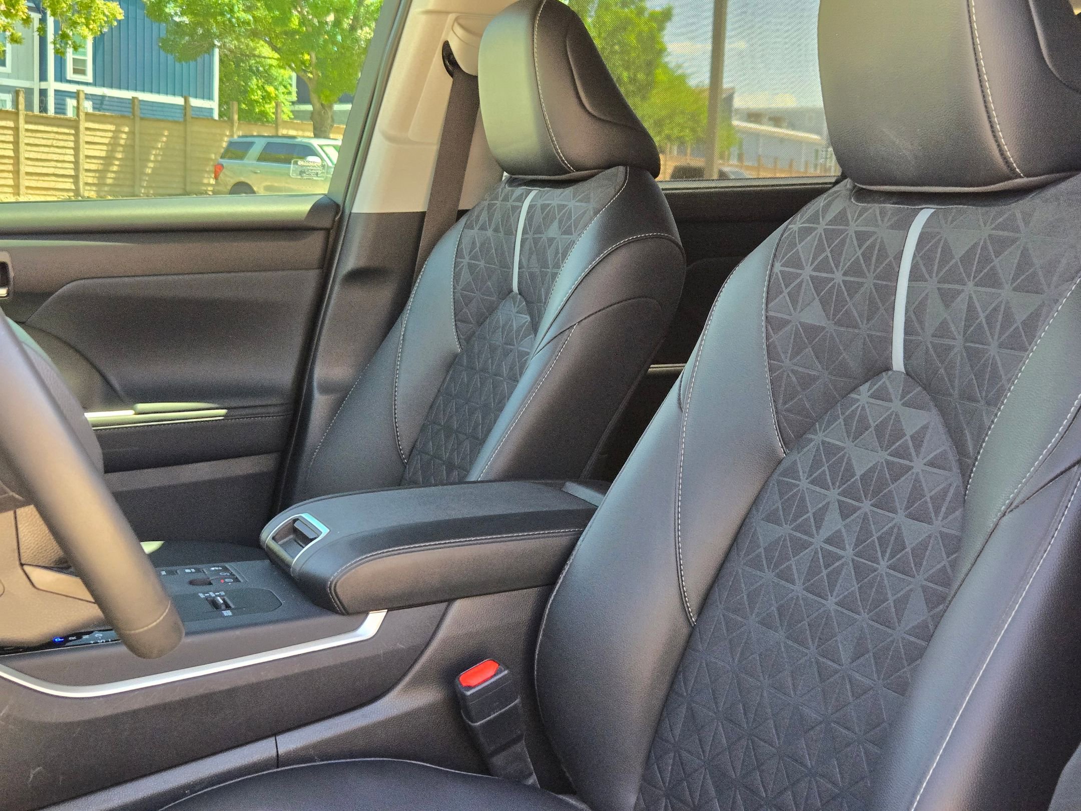 Used 2025 Toyota Highlander XLE AWD/4WD image 14