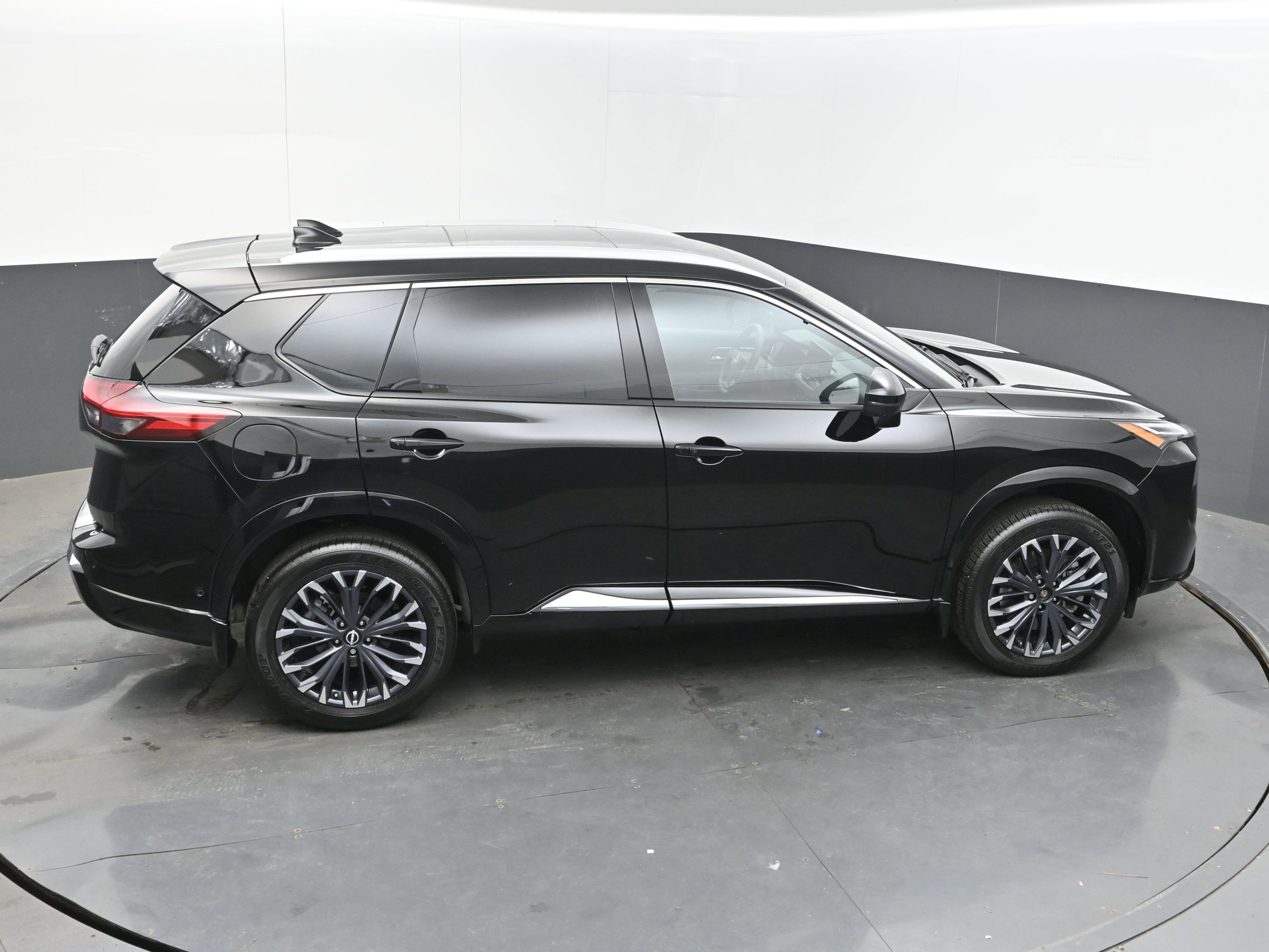 Certified 2025 Nissan Rogue Platinum w/ Tech Package image 37