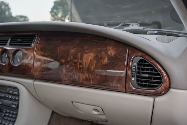 Used 1999 Jaguar XK8 Convertible image 28