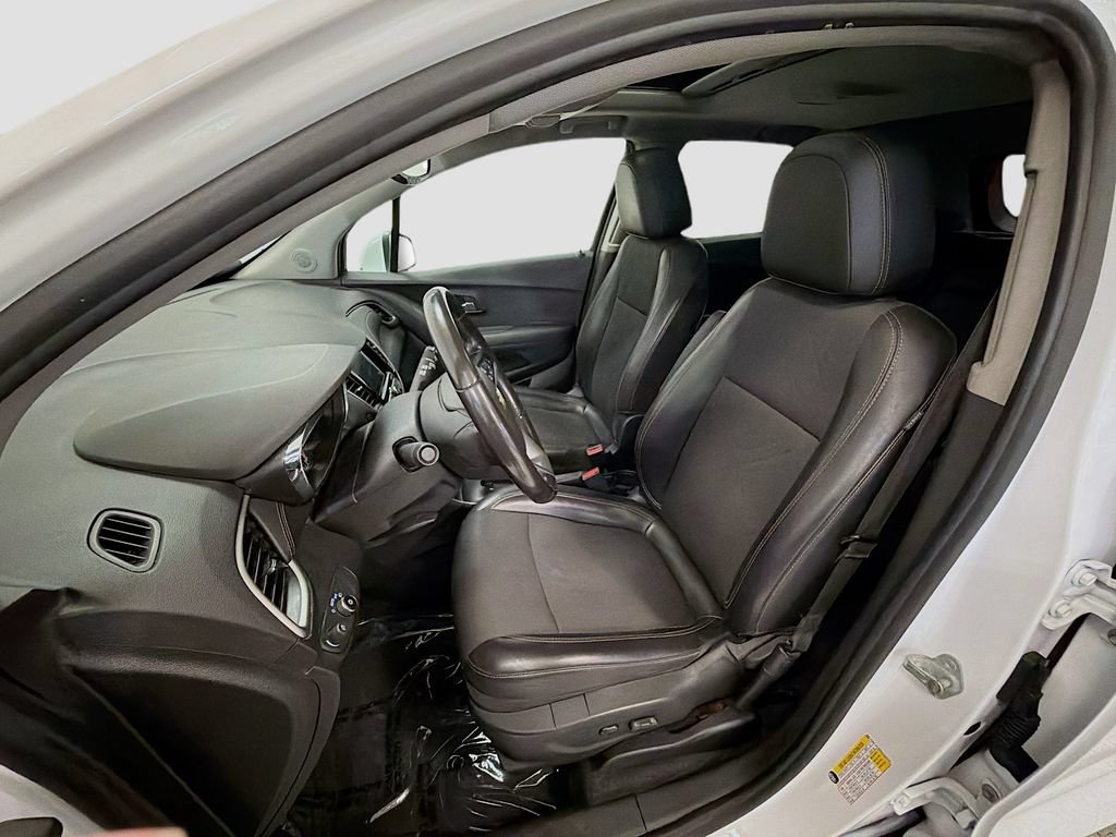 Used 2020 Chevrolet Trax LT w/ Sun & Sound Package FWD image 23