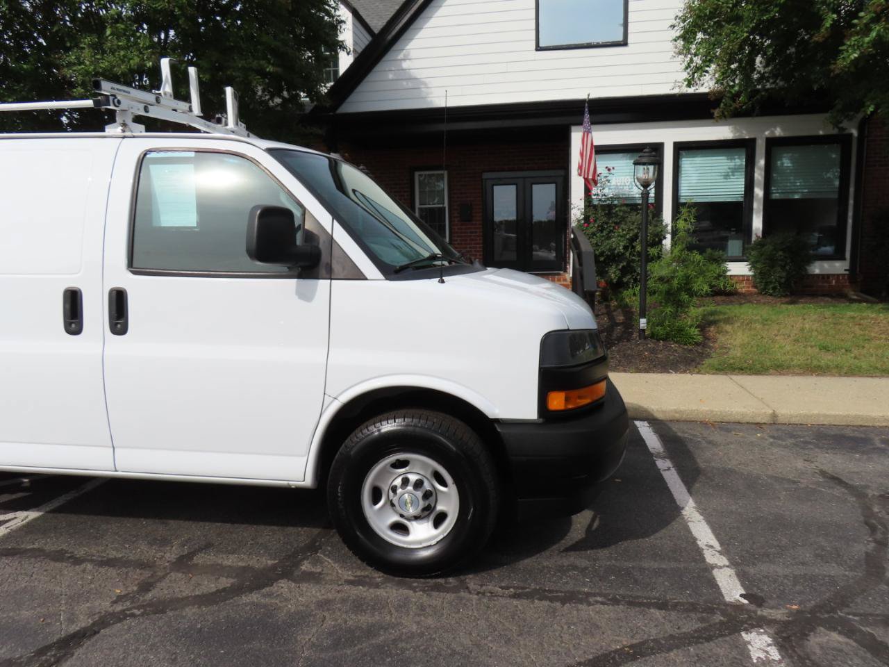 Used 2020 Chevrolet Express 3500 w/ Driver Convenience Package RWD image 10