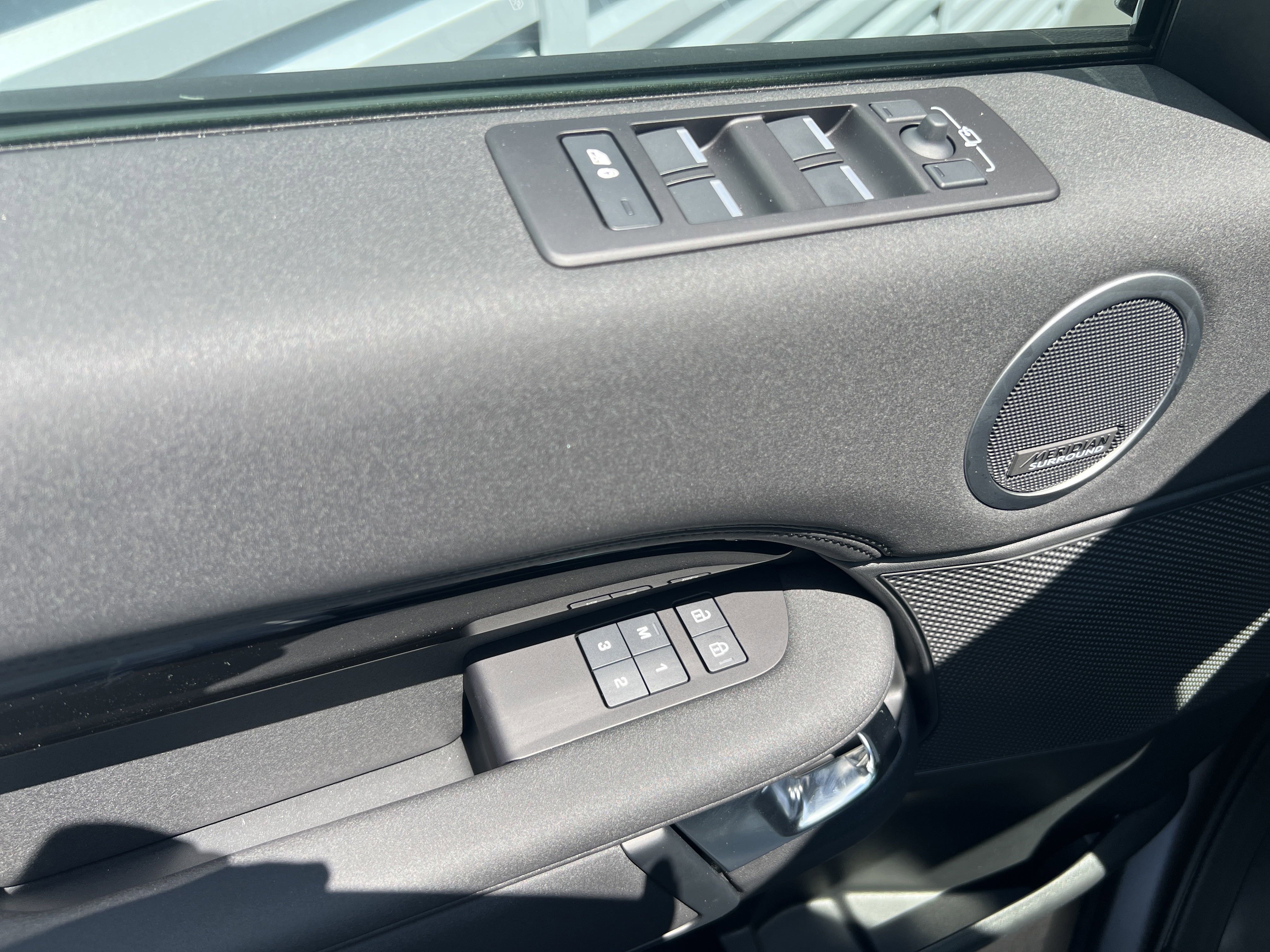 New 2025 Land Rover Discovery S image 28