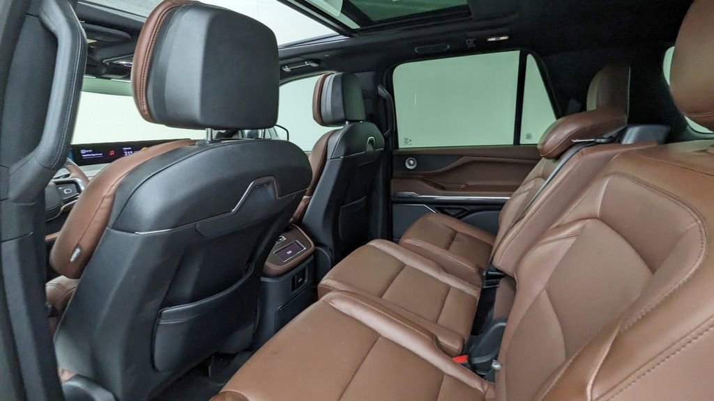 Used 2025 Lincoln Navigator Reserve image 37