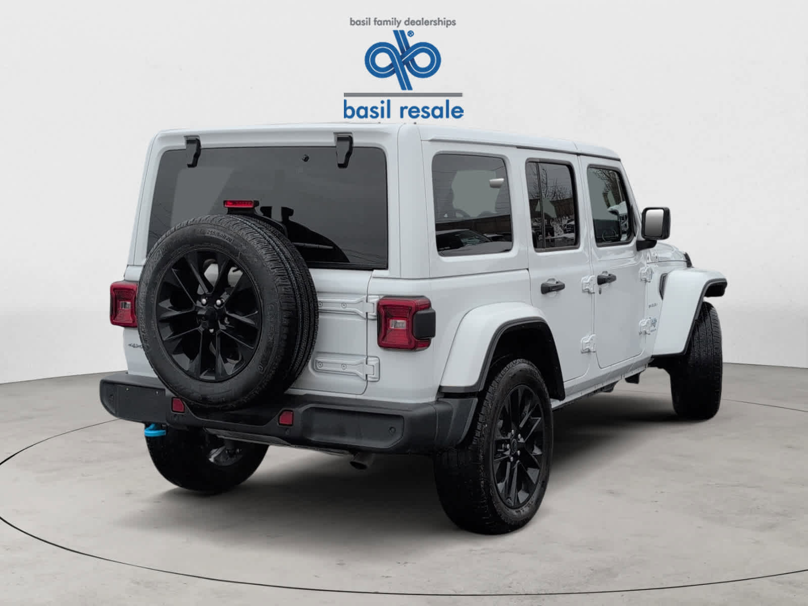 Used 2024 Jeep Wrangler Sahara w/ Technology Group image 9