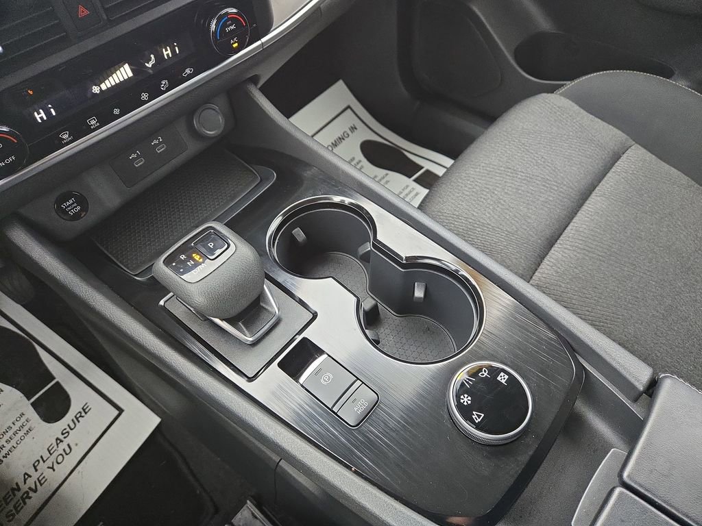 Used 2025 Nissan Rogue SV image 25