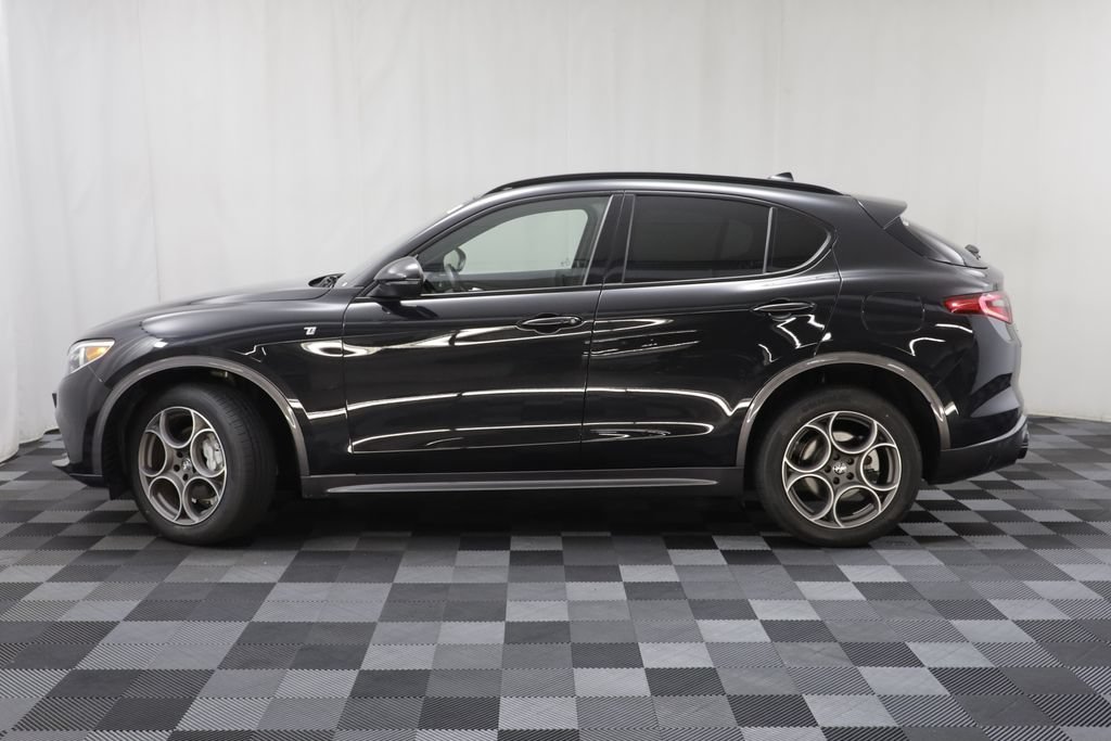 Used 2023 Alfa Romeo Stelvio Ti AWD/4WD image 4
