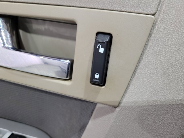 Used 2010 Mercury Mariner Premier image 38