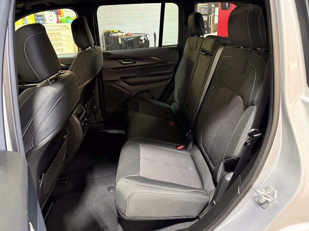 Used 2025 Jeep Grand Cherokee Laredo X AWD/4WD image 24