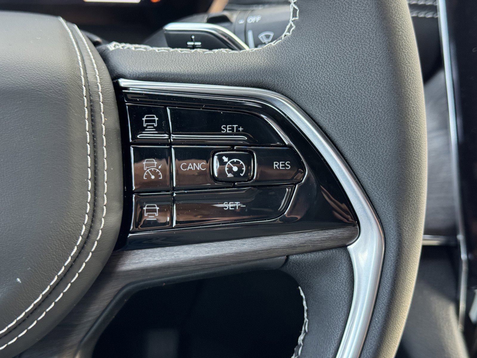 New 2025 Jeep Grand Cherokee Overland w/ Luxury Tech Group IV image 20