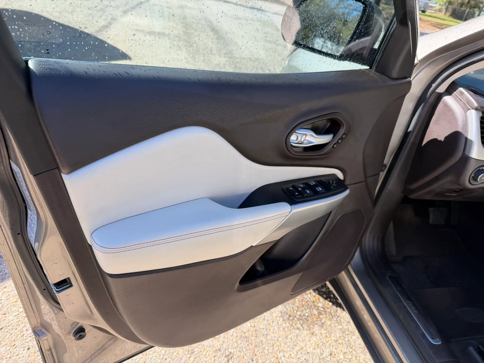 Used 2016 Jeep Cherokee Overland w/ Technology Group image 14