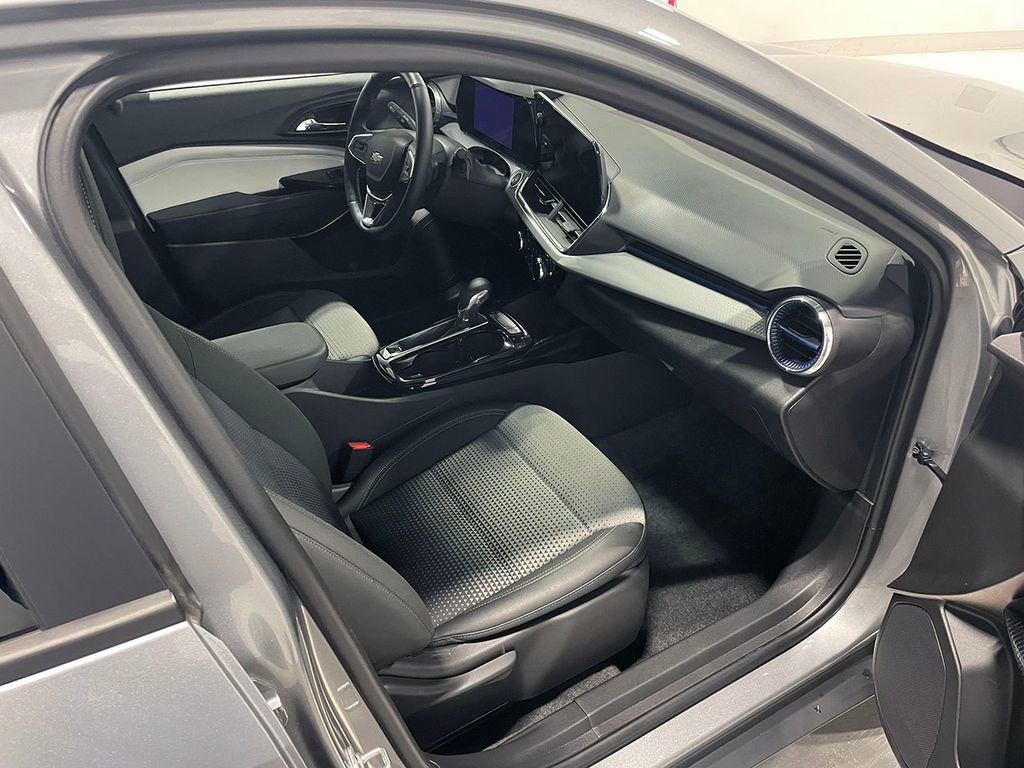 Used 2025 Chevrolet Trax LT w/ LT Convenience Package FWD image 26