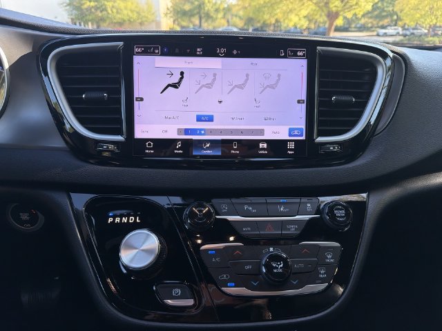 Used 2025 Chrysler Pacifica Select FWD image 18