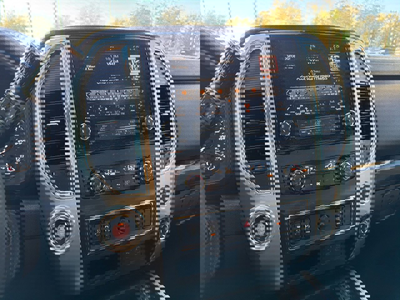 Used 2021 Nissan Titan SV w/ SV Convenience Package image 14