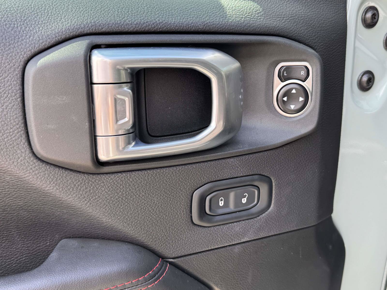 Used 2024 Jeep Wrangler Unlimited Rubicon w/ Technology Group AWD/4WD image 31