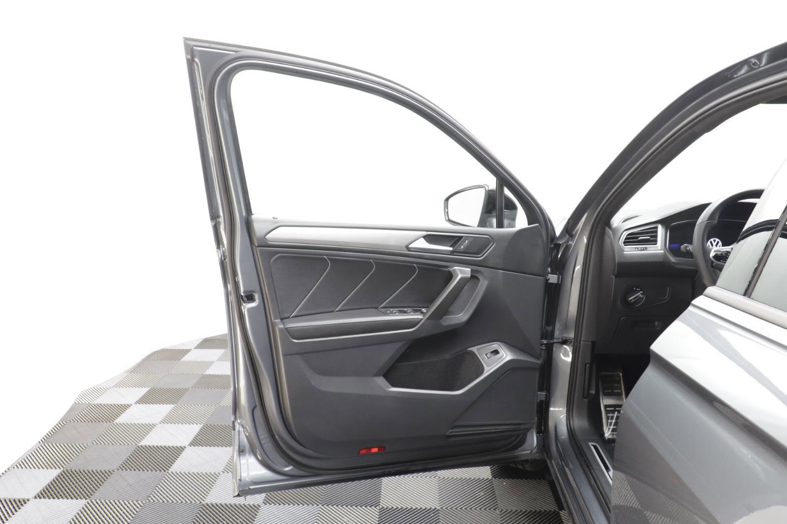Used 2022 Volkswagen Tiguan SE R-Line image 5