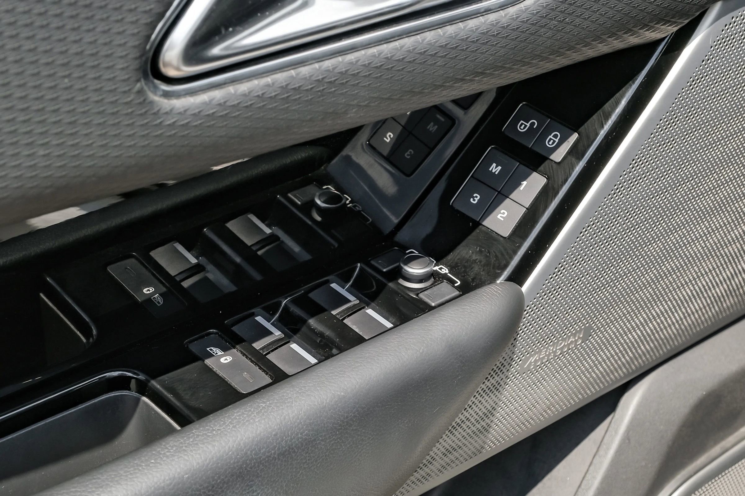 Used 2018 Land Rover Range Rover Velar R-Dynamic SE image 37