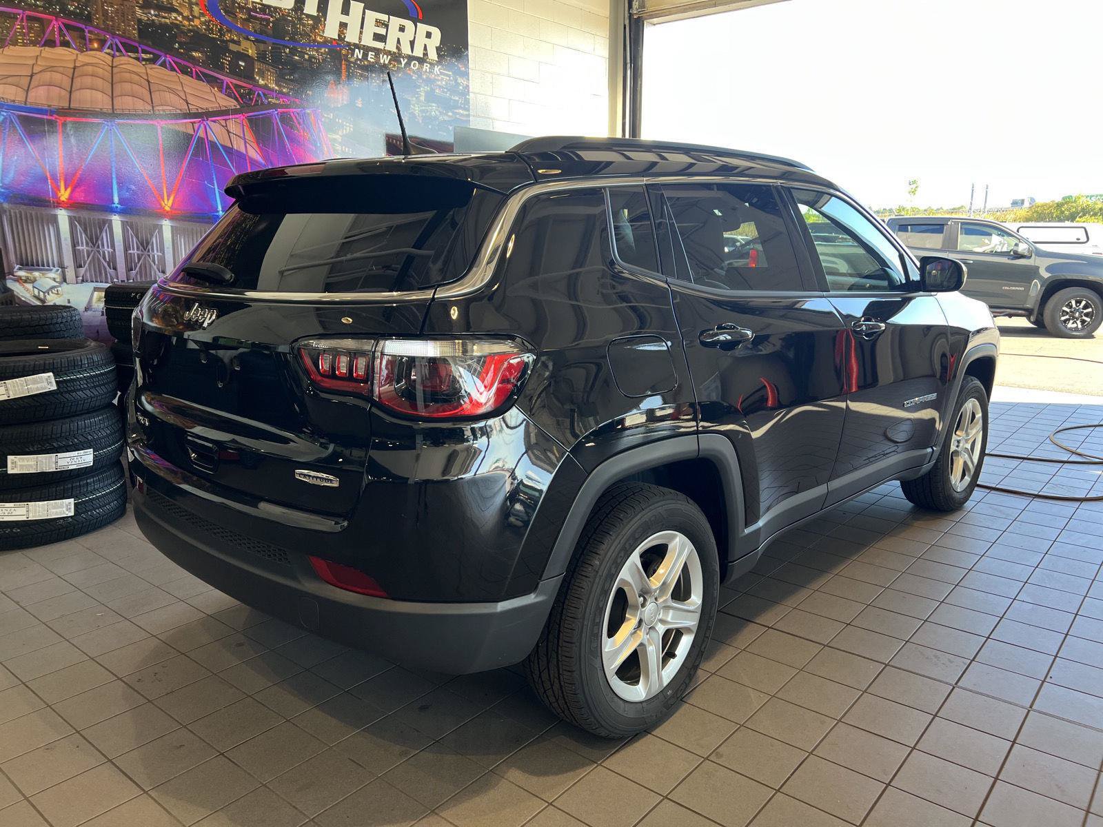 Used 2023 Jeep Compass Latitude w/ Convenience Group AWD/4WD image 8