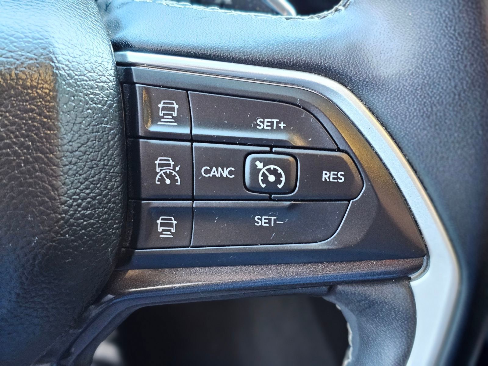 Used 2023 Jeep Grand Cherokee Laredo image 15