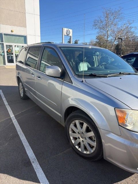 Used 2014 Chrysler Town & Country Touring image 14