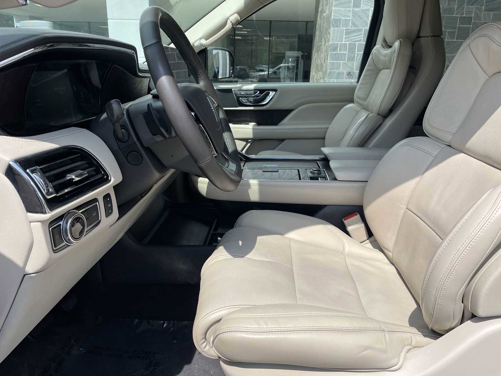 Used 2019 Lincoln Navigator Select image 11