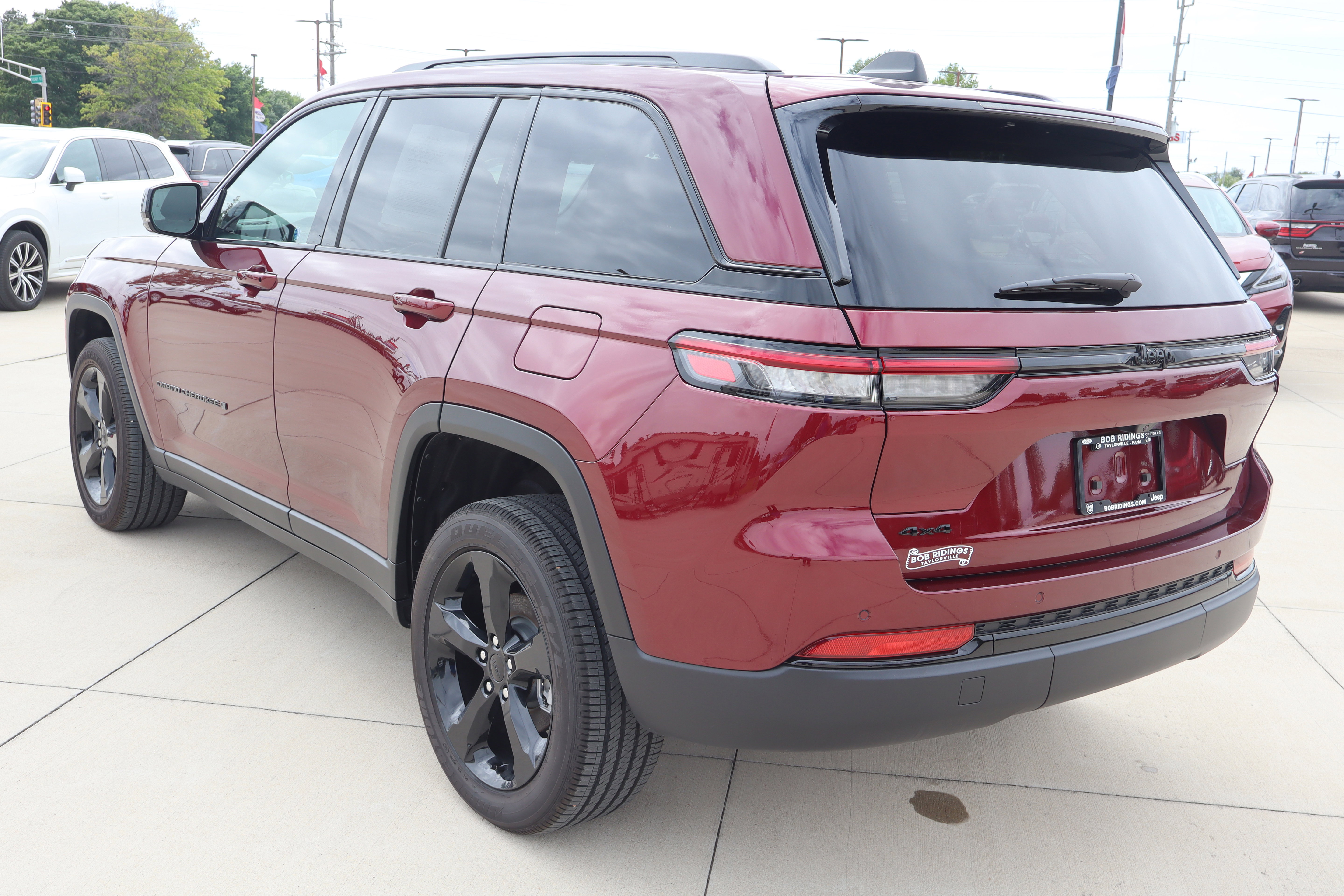 Used 2025 Jeep Grand Cherokee Altitude AWD/4WD image 8