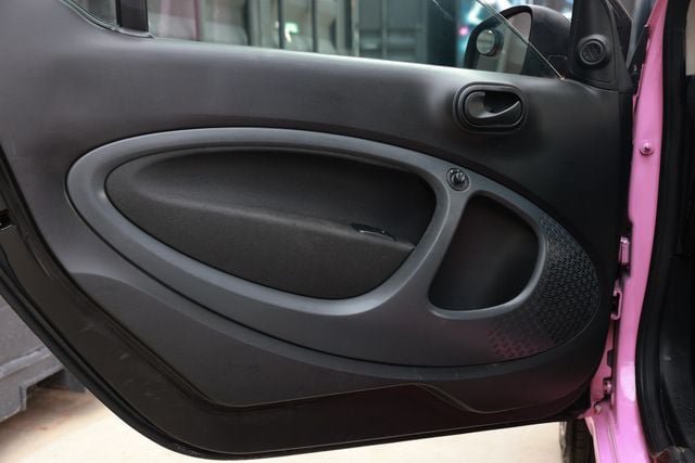Used 2016 smart fortwo passion RWD image 40