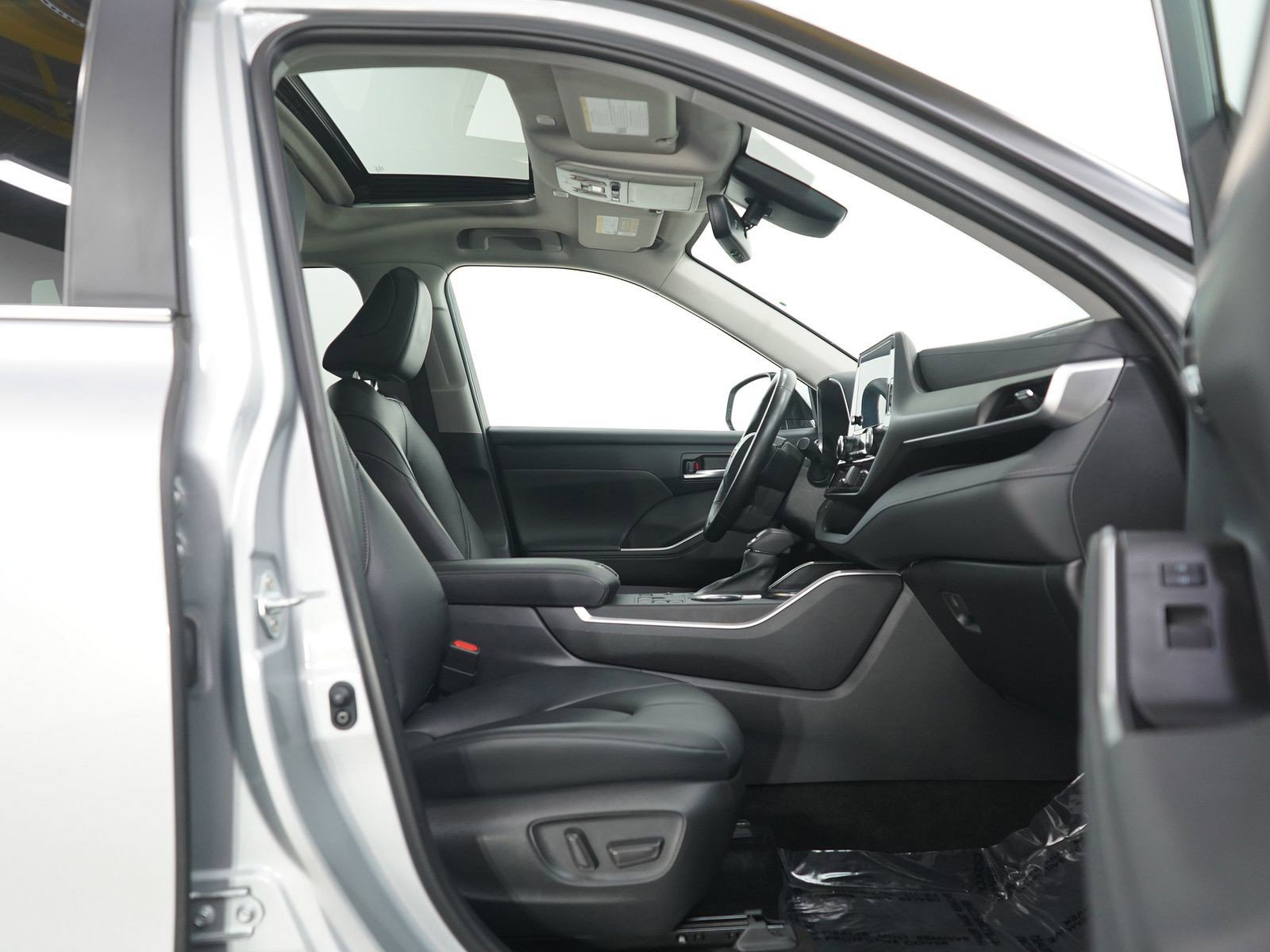 Used 2023 Toyota Highlander XLE image 10