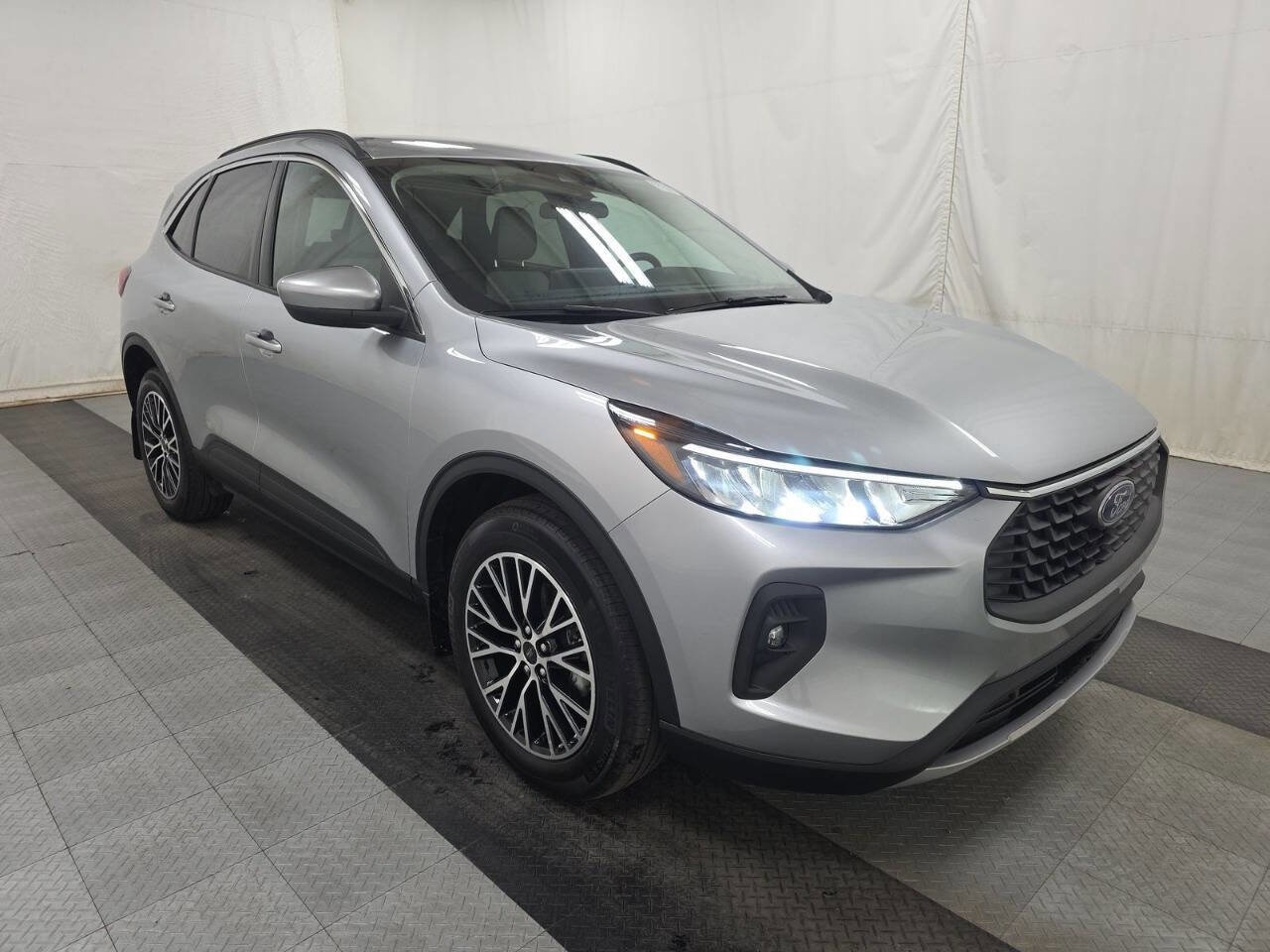 Used 2023 Ford Escape SE image 3