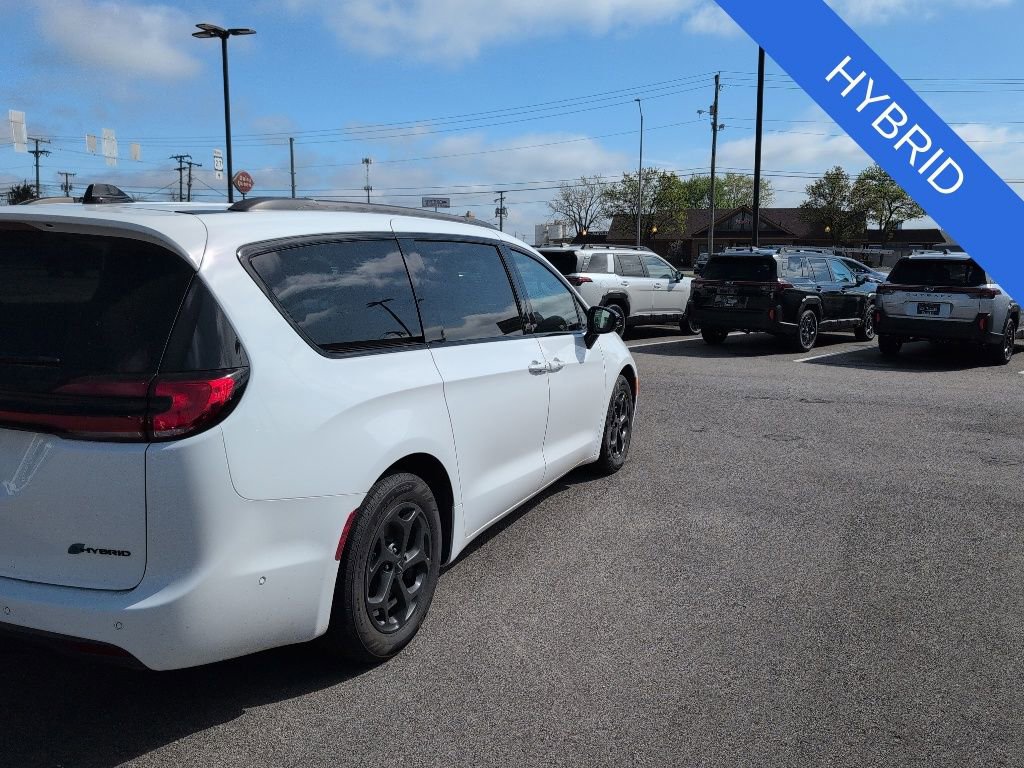 Used 2024 Chrysler Pacifica Premium FWD image 4