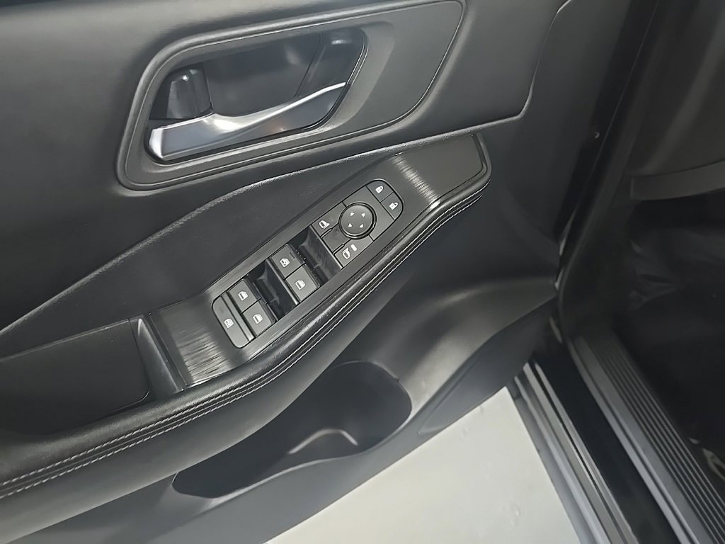 Used 2024 Nissan Rogue SV image 10