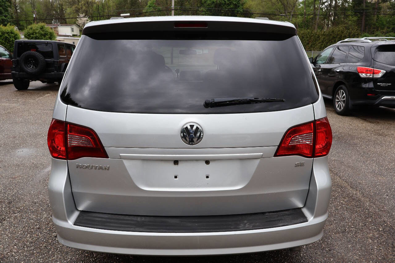 Used 2011 Volkswagen Routan SE FWD image 9