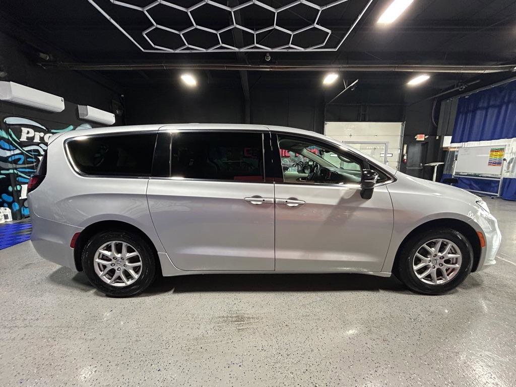 Used 2024 Chrysler Pacifica Touring-L image 4