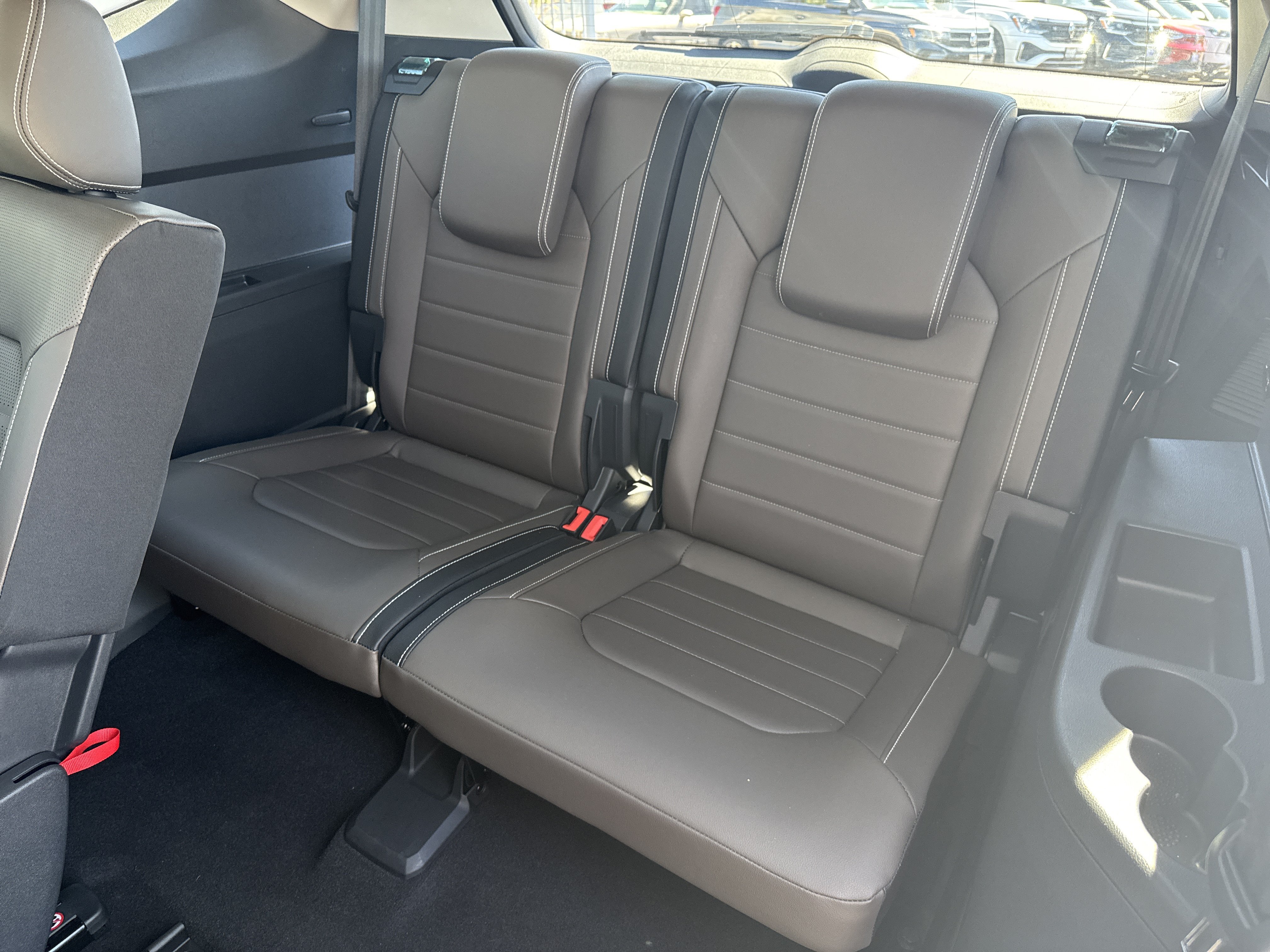 Used 2025 Volkswagen Atlas SEL AWD/4WD image 32