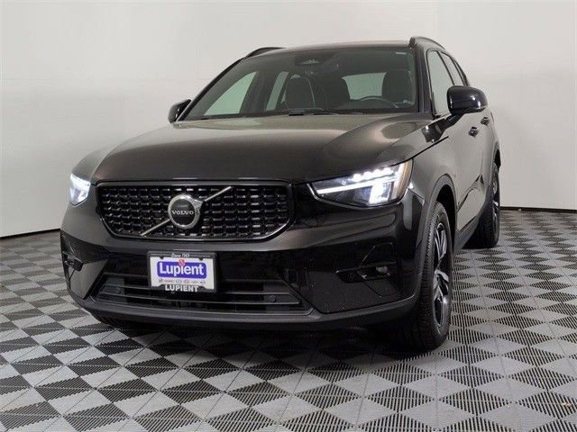 Used 2023 Volvo XC40 B5 Plus image 10