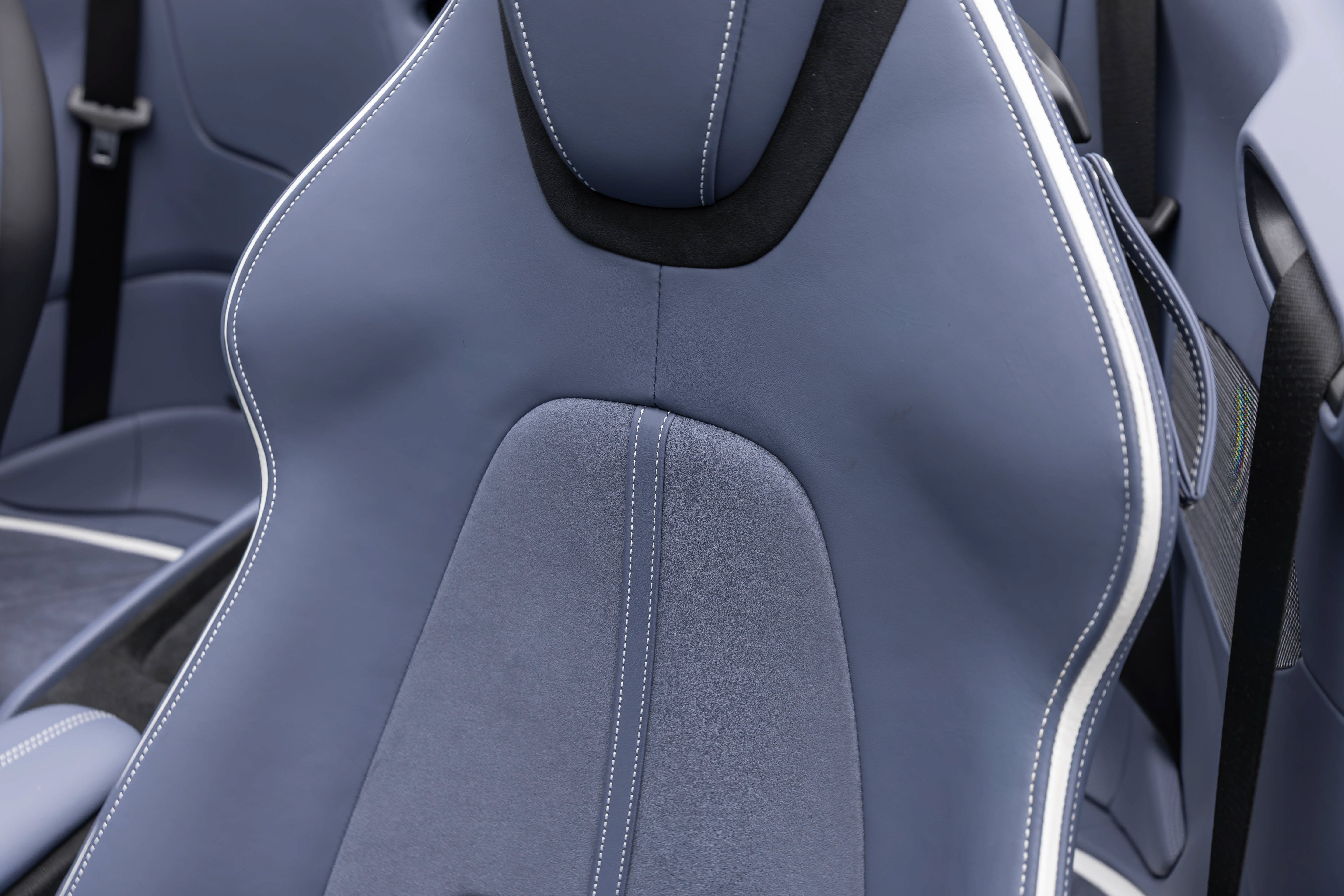 Certified 2025 Ferrari Roma Spider RWD image 32