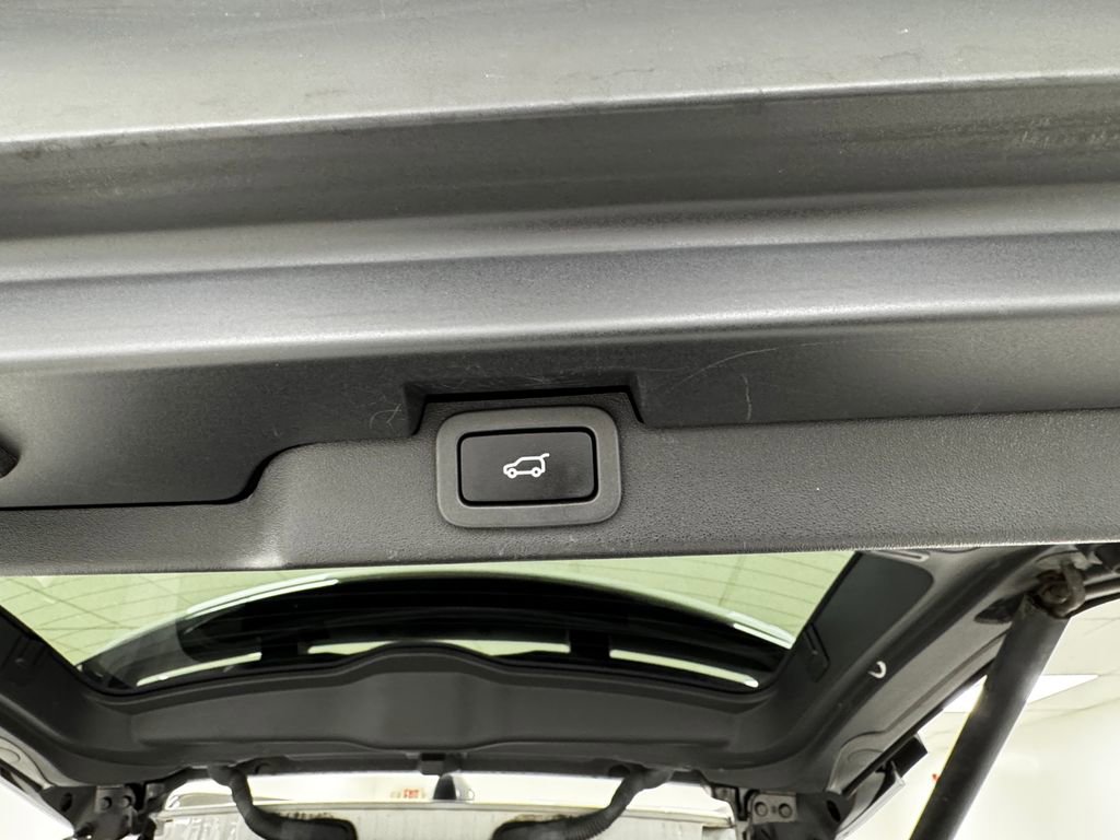 Used 2017 Land Rover Discovery HSE image 40