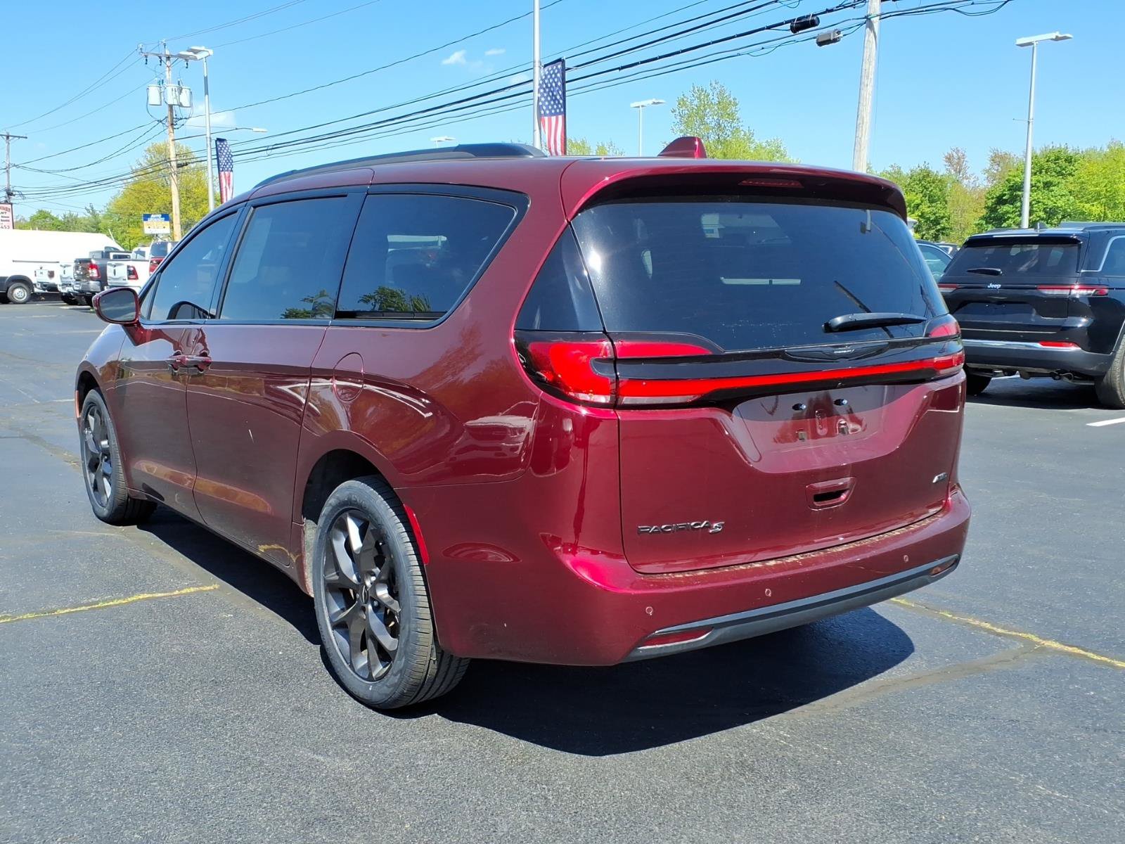 Certified 2022 Chrysler Pacifica Touring-L w/ S Appearance Package AWD/4WD image 5