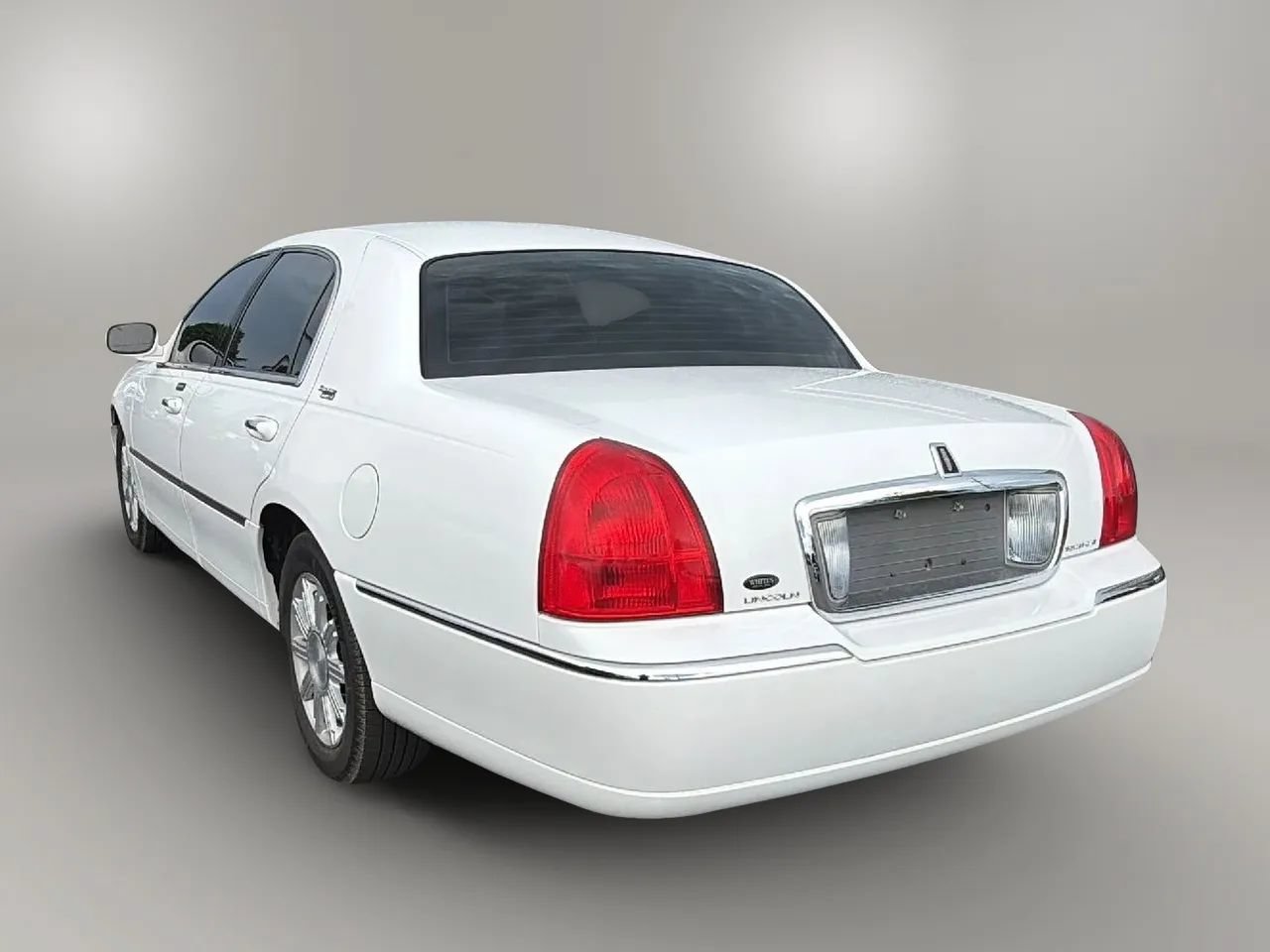 Used 2009 Lincoln Town Car Signature Limited RWD image 4