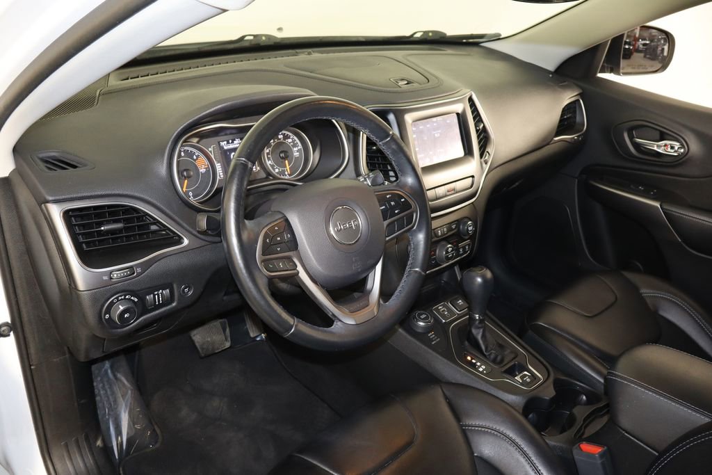 Used 2019 Jeep Cherokee Latitude Plus w/ Comfort/Convenience Group AWD/4WD image 25