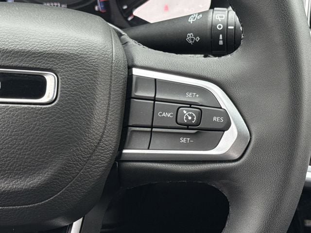 Used 2025 Jeep Compass Latitude AWD/4WD image 15