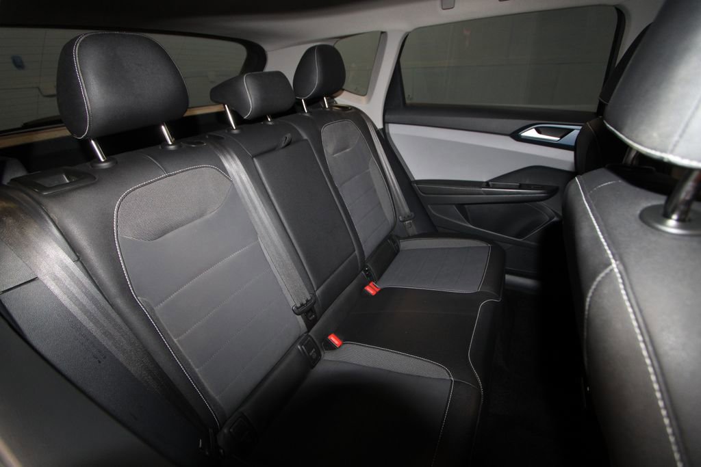 Used 2024 Volkswagen Taos SE image 21